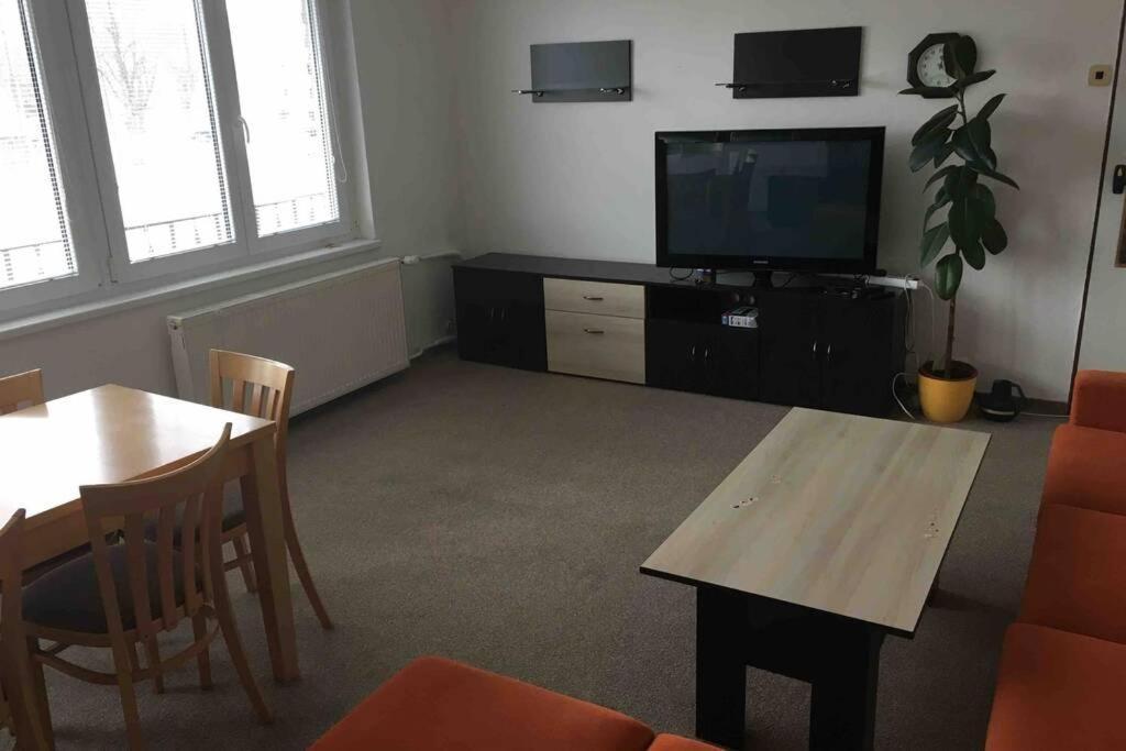 Family Apartment With Garden And Parking Spot Ceske Budejovice Buitenkant foto