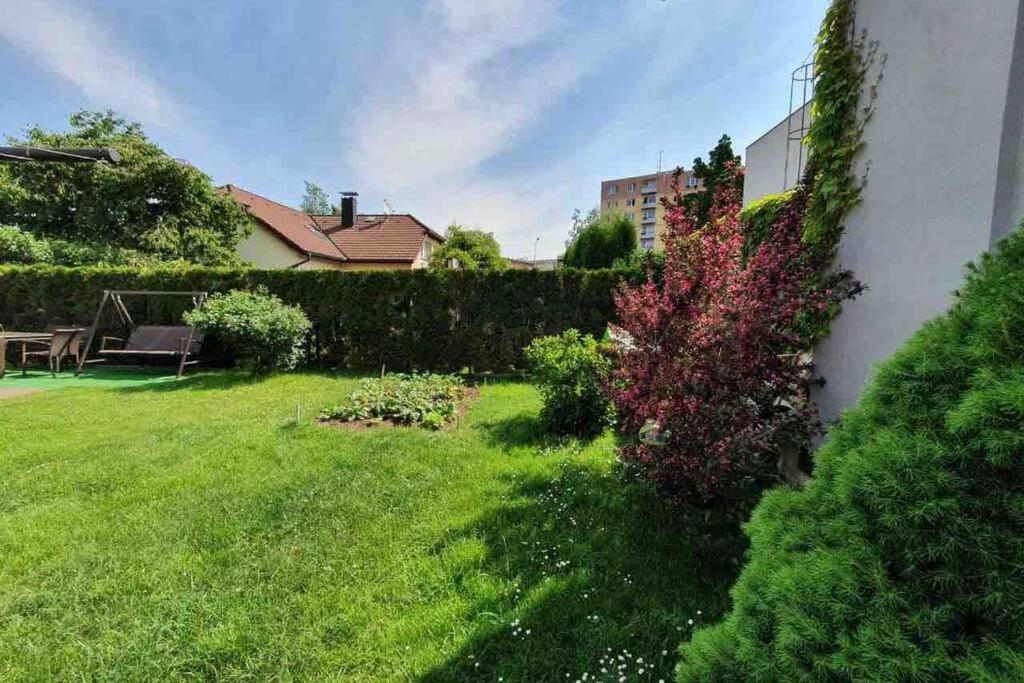 Family Apartment With Garden And Parking Spot Ceske Budejovice Buitenkant foto